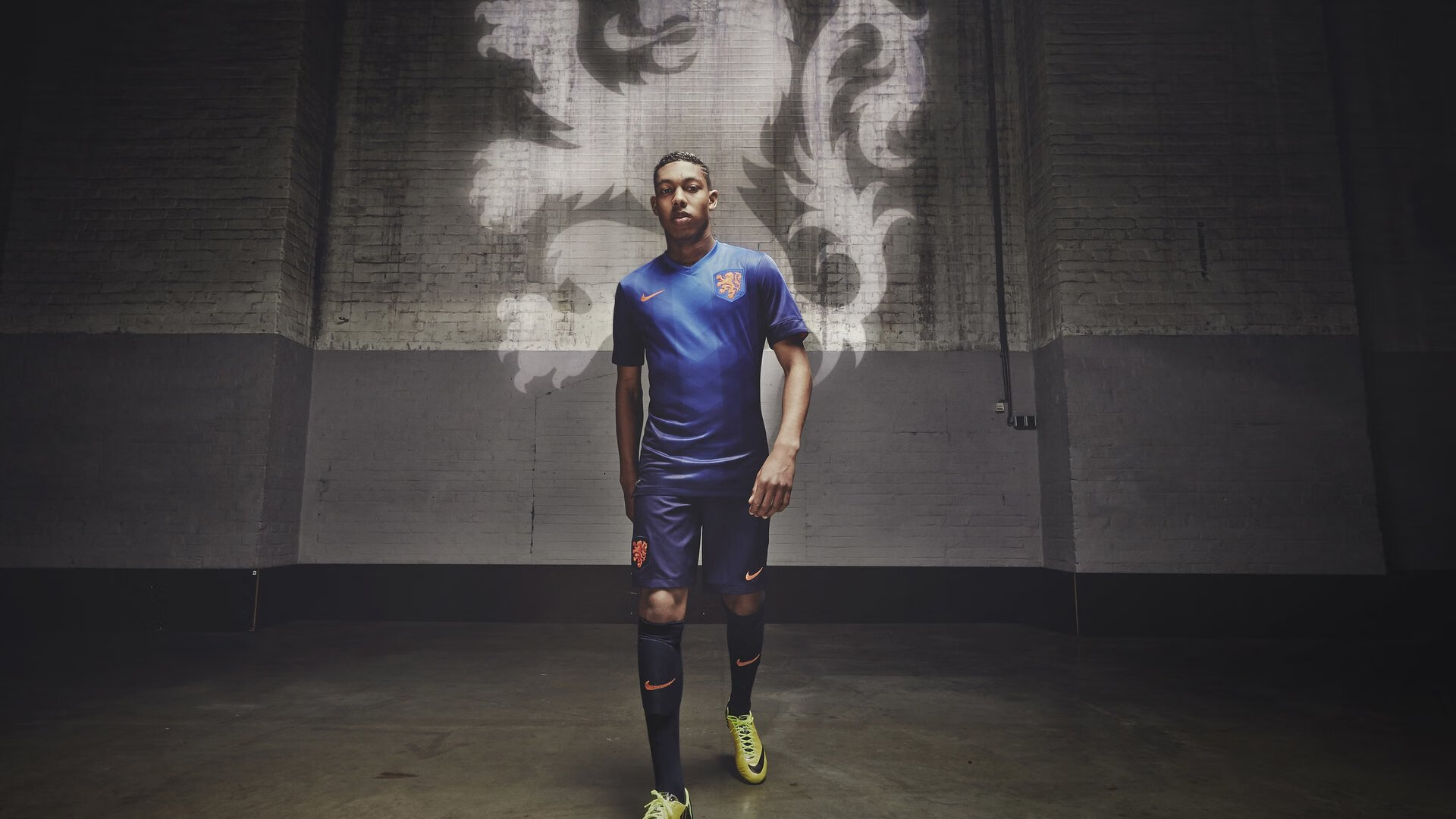 中国足球国家队教练团队专业素养持续增强，国家足球教练员